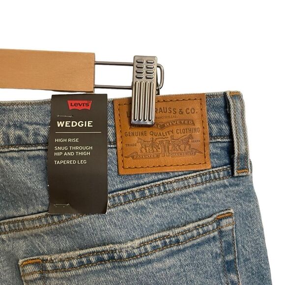 Levi's Premium High Rise Tapered Leg Wedgie Fit Jeans Size 30 NWT - Picture 5 of 8